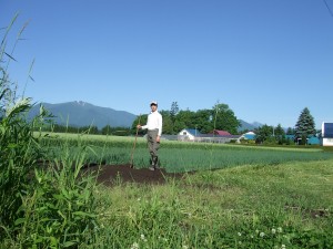 ネギ畑の前で一枚